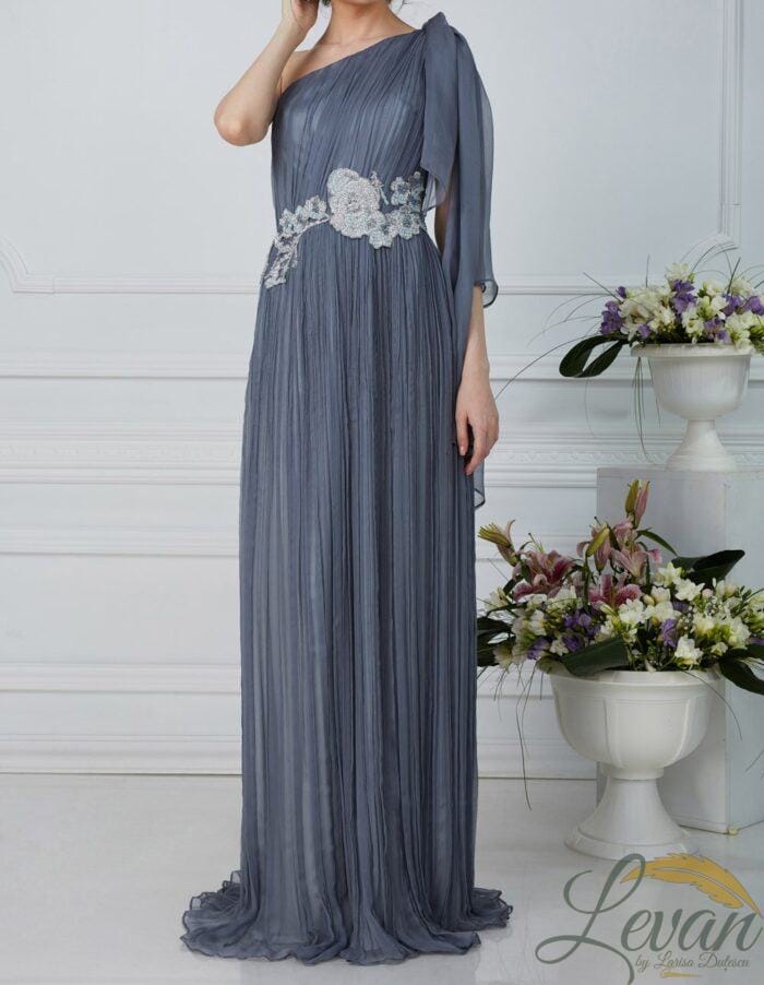 "L'Ariana" – Monospalla Plissettato con Ricami - immagine 3