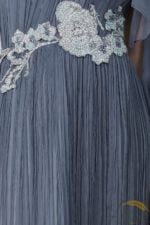 "L'Ariana" – Monospalla Plissettato con Ricami - immagine 5